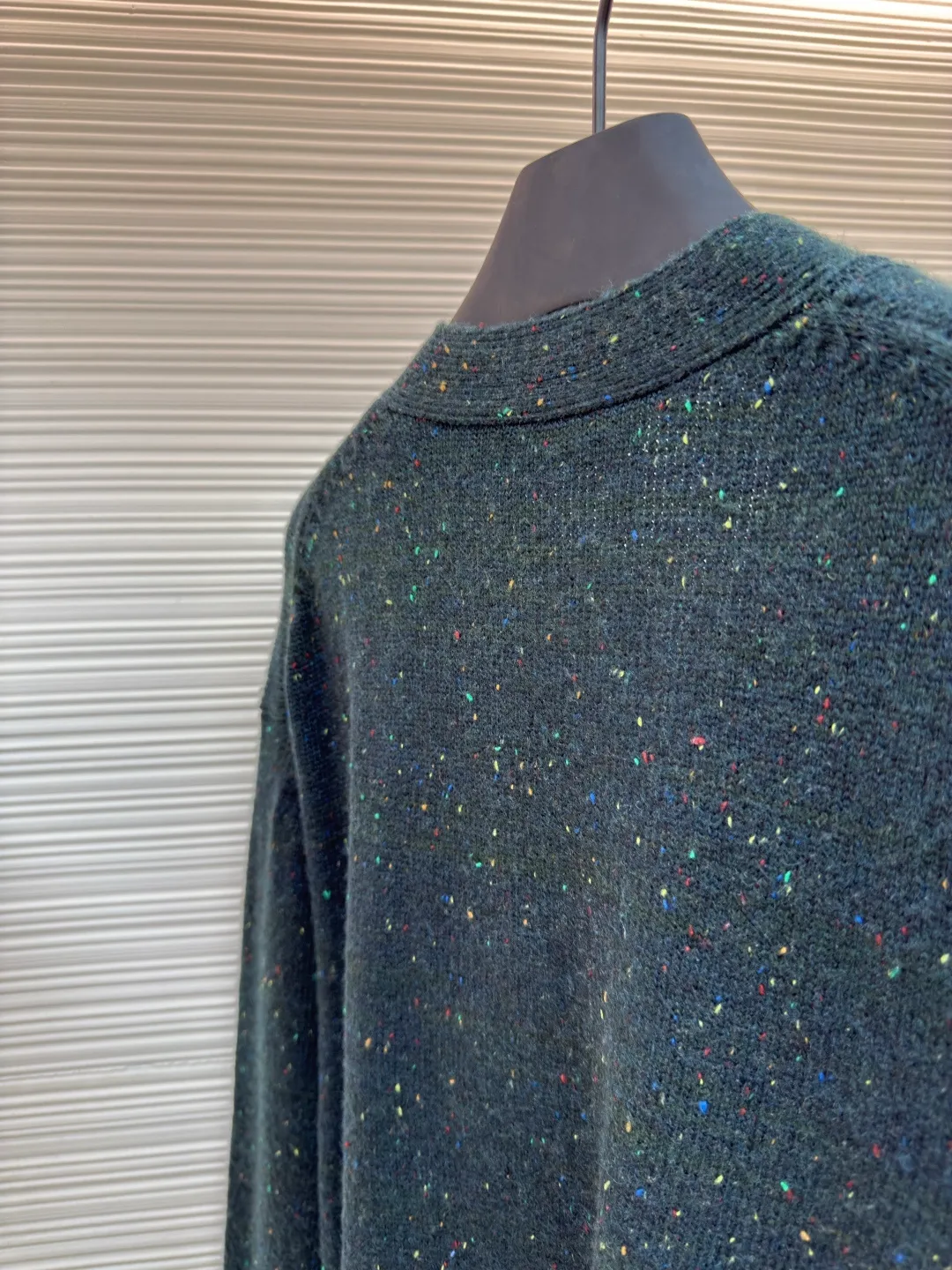 LOUIS VUITTON ●Description: This soft cashmere knitted cardigan has a deep body embellished with contrasting spotted elements, and the left pocket is embroidered with exquisite texture!V logo, echoing the Japanese craftsmanship inspiration in the PharrellWilliams and Nigo collaboration series. The light yet gorgeous style makes it a great choice for layering across seasons. The overall wiring is straight and delicate, the fabric is comfortable and soft, and the color is consistent without color difference. It can be matched with the same style to create a fashionable look and control various occasions. Customized accessories, complete with three standards, same style for men and women!